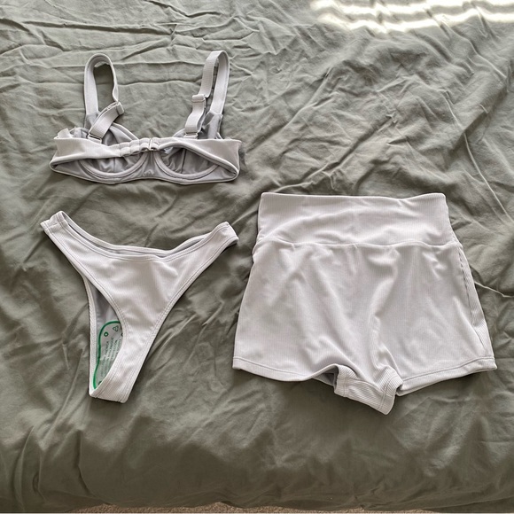 Swimsuit set - Picture 2 of 8